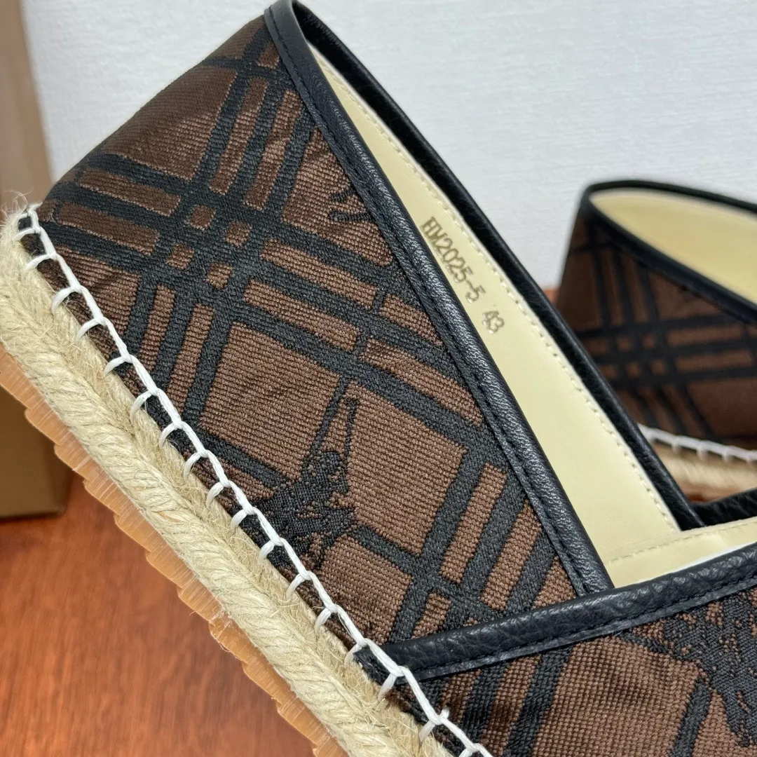 Batch 600 Burberry/Burberry new summer men's embroidered straw fisherman shoes, cool slip-on straw shoes! Encounter British fashion with Burberry espadrilles, a perfect blend of classic and fashionable. The unique printing on the upper is a manifestation of the brand's style. Every color and every pattern tells the story of England. Straw soles bring a natural texture, comfortable and chic. Whether you are strolling in the city streets or heading to the beach for vacation, it can add elegance and charm to you, easily become the center of attention, and start your own fashion journey. Classic knitted canvas upper, with thin calfskin lining suitable for summer, straw lining, genuine leather patch at the bottom of the heel, hemming technology, and Mark stitching details! Anti-slip rubber bottom layer, integrated injection molding of large LOGO letters and badges, multiple colors and styles to choose from, complete package! Size: 39-40-41-42-43-44 Normal size Item number: 2025-5 War Horse Brown color